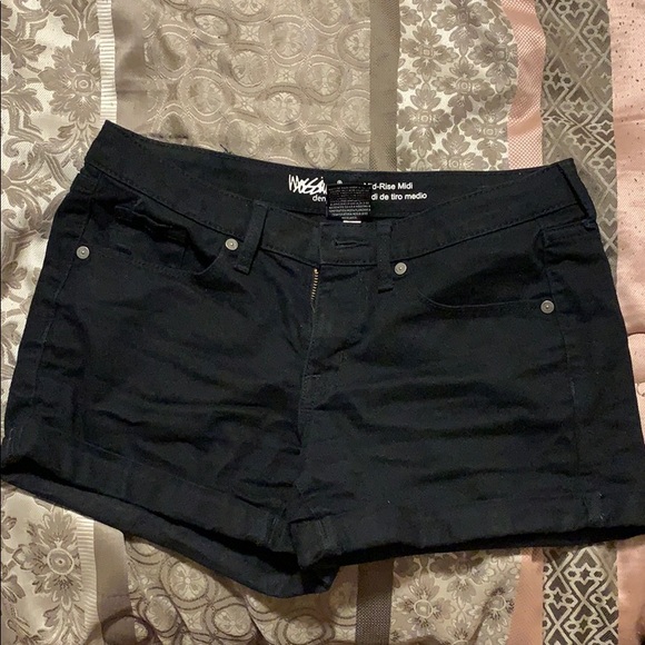 A mid-rise midi black pair of shorts. - Picture 1 of 2